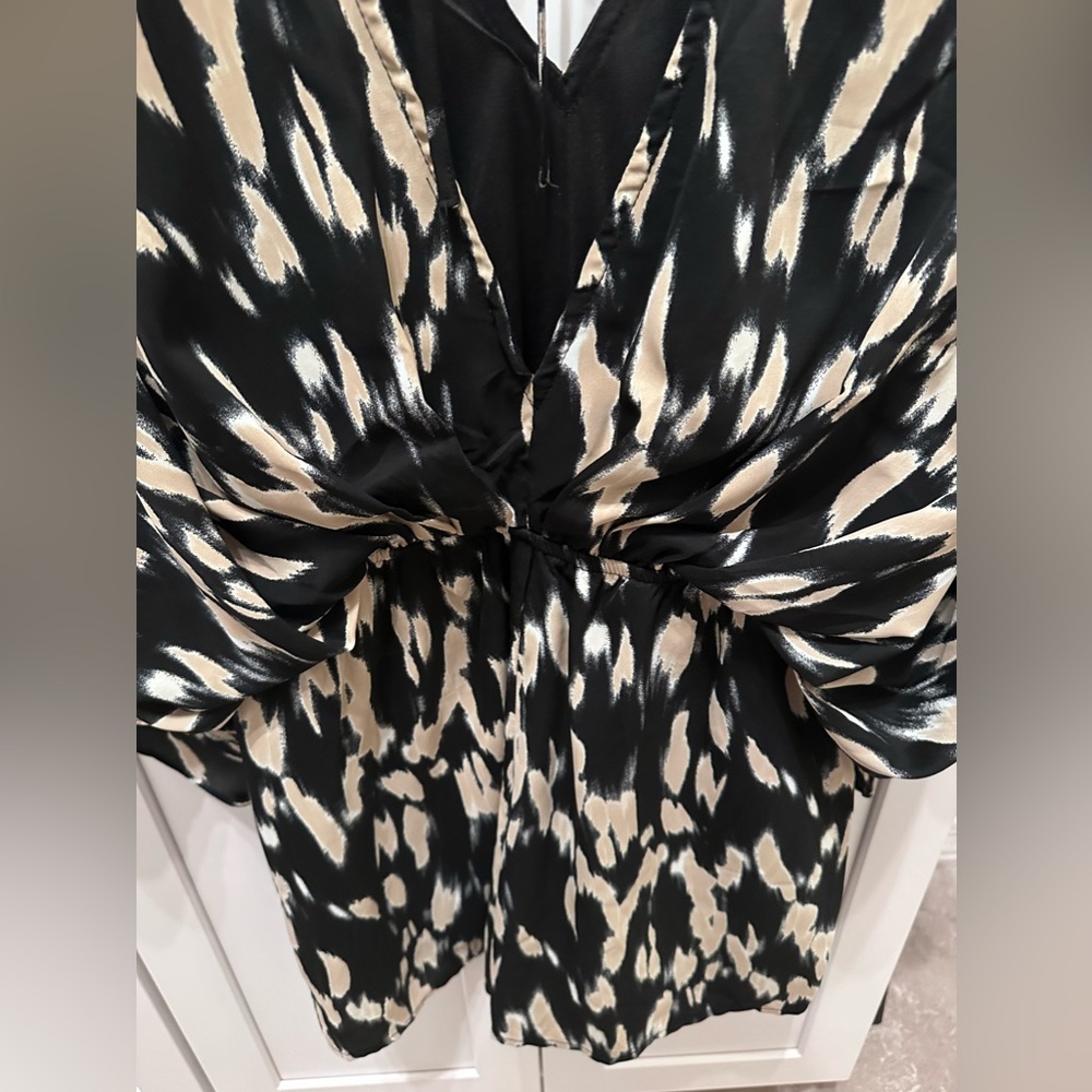 Linden printed kimono romper- from Vici Collection - Picture 5 of 8